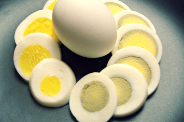 yediyiniz-yumurtanin-sarisi-yasil-boz-renge-calir