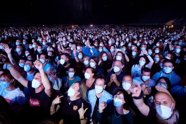 5000-neferlik-konsert-teskil-edib-koronavirusun-yayilma-riskini-yoxladilar