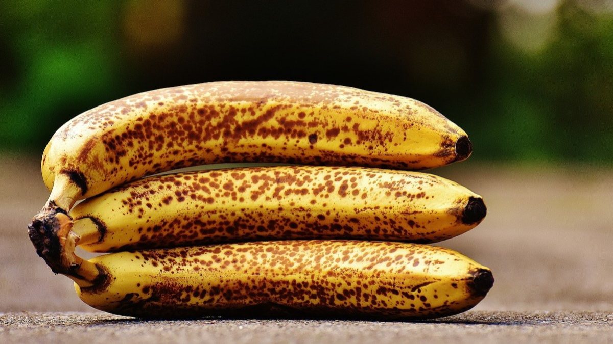 curuk-sandigimiz-qaralmis-bananlarin-bilmediyimiz