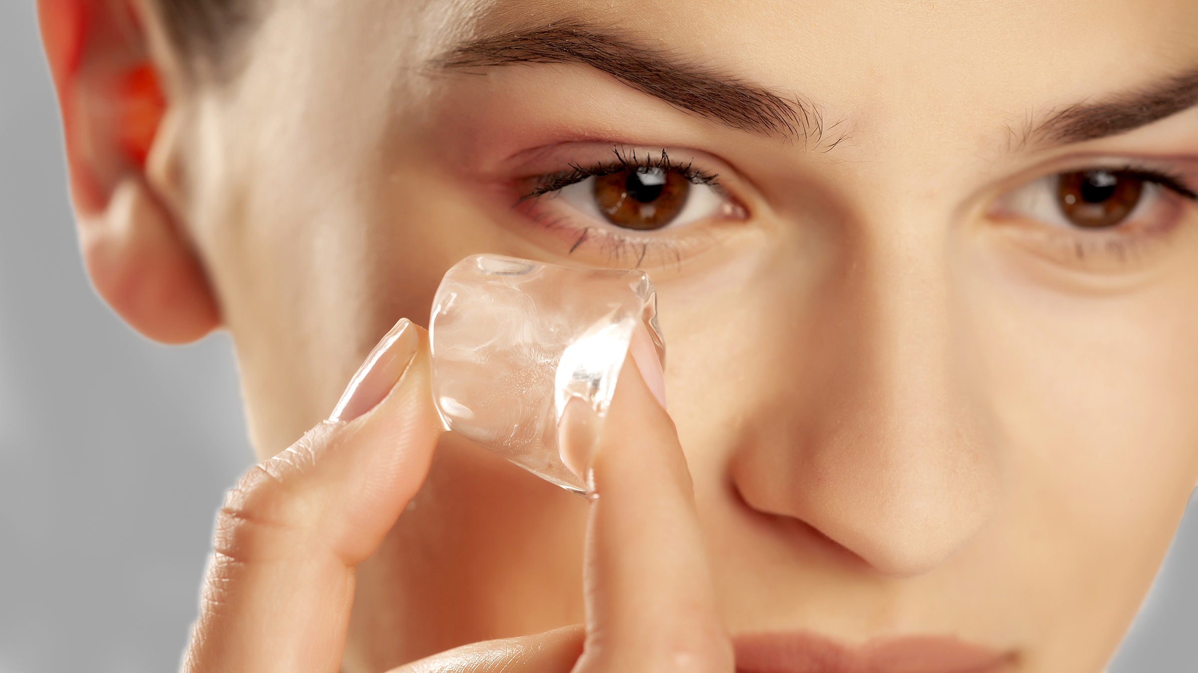 dermatoloq-uze-buz-vannasinin-zererini-izah-edib