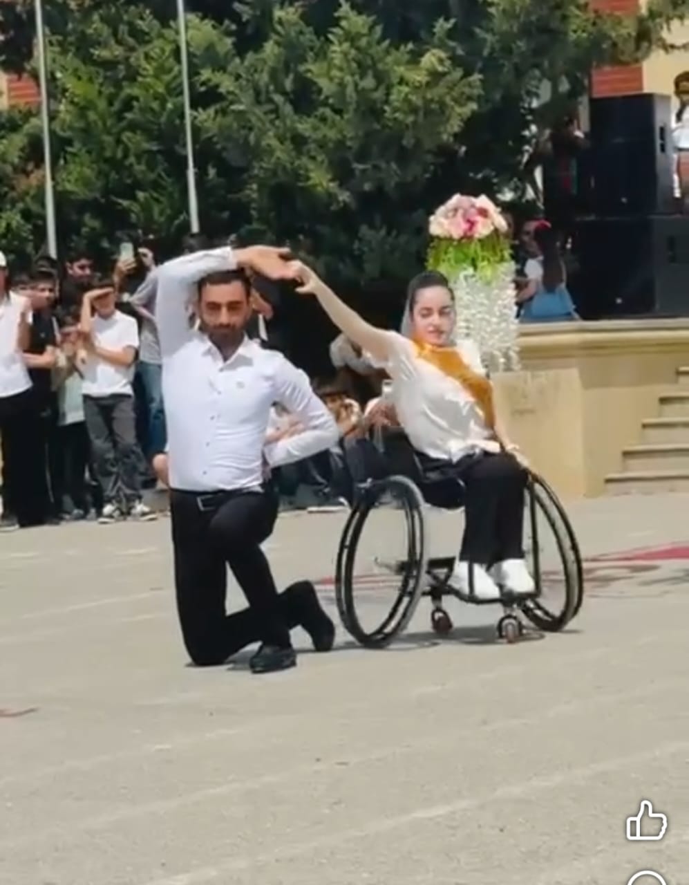 elil-arabasinda-mezunun-muellimi-ile-reqsi-nece-yarandi