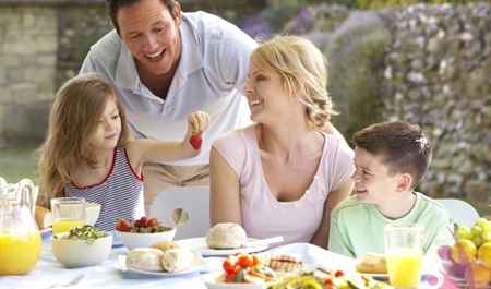 aile-ile-birlikde-yemek-yemeyin-usaqlara