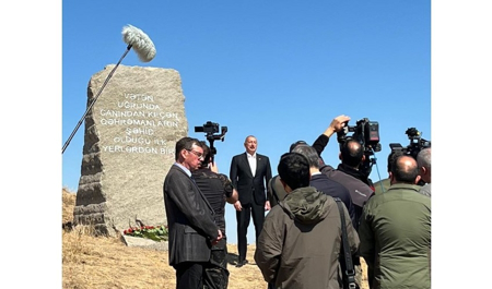 azerbaycanin-veten-muharibesinde-ilk-sehidlerini-verdiyi-yerde-abide-ucaldildi