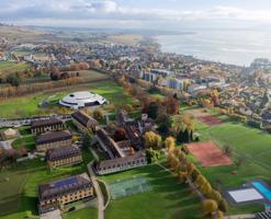 dunyanin-en-bahali-mektebinin-qiymeti-dodaq-ucuqladir