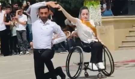 elil-arabasinda-mezunun-muellimi-ile-reqsi-nece-yarandi